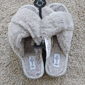 NWT Criss cross fuzzy slippers